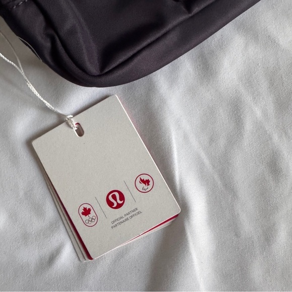 🆕 Lululemon Team Canada Future Legacy Mini Belt Bag - Atmospheric Purple - Picture 5 of 8